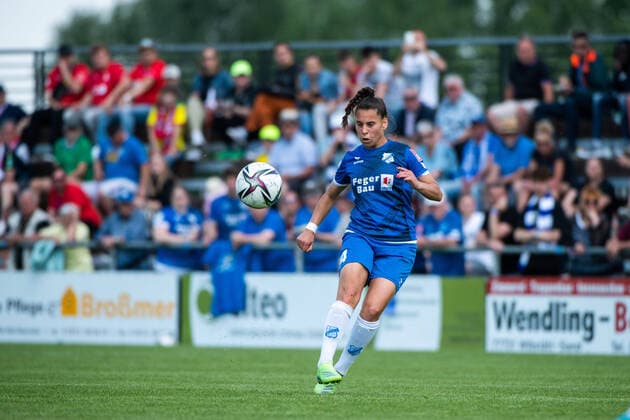 Noemi Gentile (SC Sand) am Ball, GER, SC Sand vs. FC Koeln, Flyeralarm Frauen Bundesliga, 21. Spieltag, 08.05.2022, Spielzeit 2021 2022 GER, SC Sand vs. FC Koeln, Flyeralarm Frauen Bundesliga, 21. Spieltag, 08.05.2022, Spielzeit 2021 2022 Copyright: xEibner Memmlerx EP_MMR