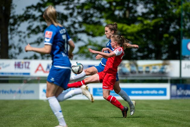 Michaela Brandenburg (SC Sand) im Zweikampf mit Laura Donhauser (1. FC Koeln), GER, SC Sand vs. FC Koeln, Flyeralarm Frauen Bundesliga, 21. Spieltag, 08.05.2022, Spielzeit 2021 2022 GER, SC Sand vs. FC Koeln, Flyeralarm Frauen Bundesliga, 21. Spieltag, 08.05.2022, Spielzeit 2021 2022 Copyright: xEibner Memmlerx EP_MMR