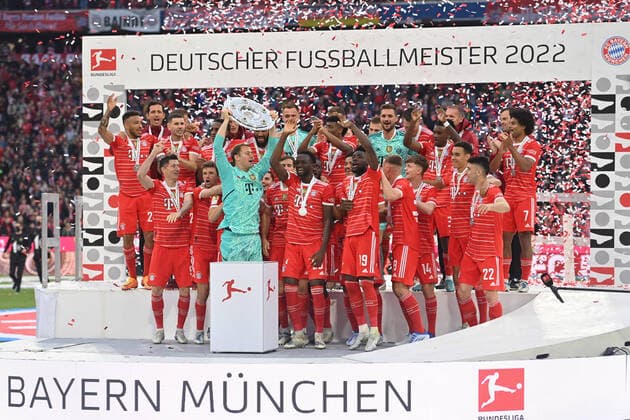 Teamfoto,Team,Mannschaft,Mannschaftsfoto, Manuel NEUER (Torwart Bayern Muenchen) mit Schale,Meisterschale,Cup,Trophaee, Jubel,Freude,Begeisterung, Siegerehrung,Schalenuebergabe. Fussball 1. Bundesliga Saison 2021 2022, 33.Spieltag, Spieltag33. FC Bayern Muenchen-VFB Stuttgart 2-2 am 08.05.2022, A L L I A N Z A R E N A Muenchen.