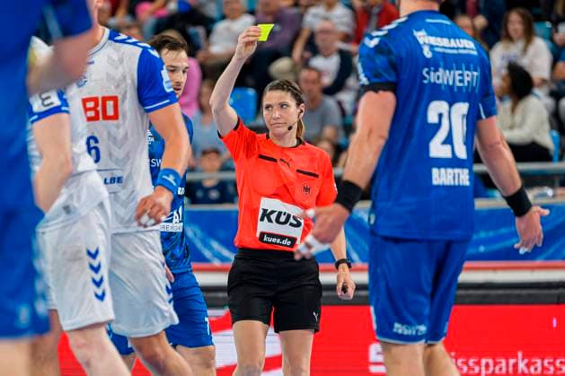 Bietigheim, Deutschland 07. Mai 2022: 2. BL - 21 22 - SG BBM Bietigheim vs. VfL Gummersbach Schiedsrichterin Tanja Kuttler zeigt die gelbe Karte Bietigheim-Bissingen Egetrans Arena Baden-Württemberg Deutschland