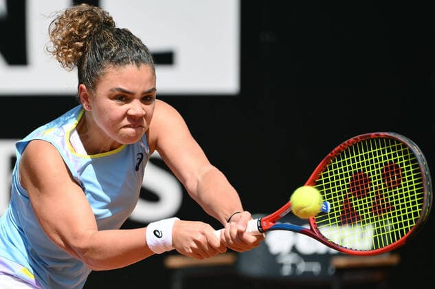 May 10, 2022, ROME: Jasmine Paolini of Italy in action against Jil Teichmann of Switzerland during their women s singles first round match at the Italian Open tennis tournament in Rome, Italy, 10 May 2022. ANSA ETTORE FERRARI Italian Open tennis tournament  - ZUMAa110 20220510_zaf_a110_010 Copyright: xEttorexFerrarix