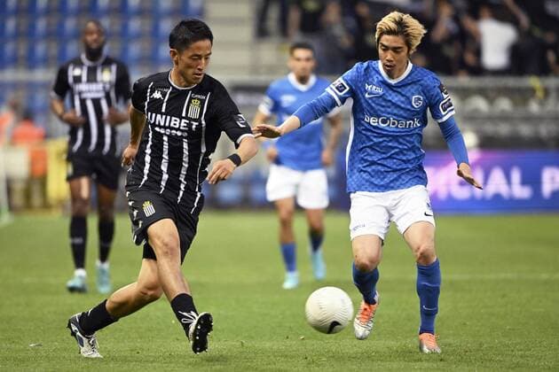 GENK, BELGIUM - MAY 10 : Morioka Ryota midfielder of Charleroi, Ito Junya forward of KRC Genk during the Jupiler Pro League Europe Play-Off 2 match between Krc Genk and Sporting Charleroi on May 10, 2022 in Genk, Belgium, 10 05 2022 ( Krc Genk v Sporting Charleroi - Jupiler Pro League Europe Play-Off PhotoNews Panoramic 