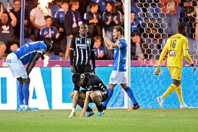 GENK, BELGIUM - MAY 10 : Onuachu Paul forward of KRC Genk celebrates scoring a goal with teammates, Nkuba Tshiend Ken forward of Charleroi, Knezevic Stefan defender of Charleroi, Zaroury Anass forward of Charleroi look dejected during the Jupiler Pro League Europe Play-Off 2 match between Krc Genk and Sporting Charleroi on May 10, 2022 in Genk, Belgium, 10 05 2022 ( Krc Genk v Sporting Charleroi - Jupiler Pro League Europe Play-Off PhotoNews Panoramic 