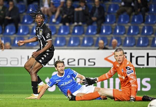 GENK, BELGIUM - MAY 10 : Kayembe Joris defender of Charleroi, Heynen Bryan midfielder of KRC Genk, Leysen Tobe goalkeeper of KRC Genk during the Jupiler Pro League Europe Play-Off 2 match between Krc Genk and Sporting Charleroi on May 10, 2022 in Genk, Belgium, 10 05 2022 ( Krc Genk v Sporting Charleroi - Jupiler Pro League Europe Play-Off PhotoNews Panoramic 