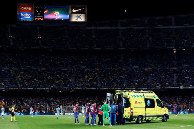 Bilder des Jahres 2022, Sport 05 Mai Sport Themen der Woche KW19 News Bilder des Tages An ambulance, Ronald Araujo (Barcelona), MAY 10, 2022 - Football Soccer : Spanish La Liga Santander match between FC Barcelona, Barca 3-1 RC Celta de Vigo at the Camp Nou stadium in Barcelona, Spain. Noxthirdxpartyxsales  (187915112)