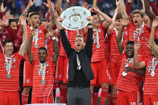 Trainer Julian NAGELSMANN (Bayern Muenchen) mit Meisterschale,Schale, Jubel,Freude,Begeisterung, Teamfoto,Team,Mannschaft,Mannschaftsfoto, Siegerehrung,Schalenuebergabe, Fussball 1. Bundesliga Saison 2021 2022, 33.Spieltag, Spieltag33. FC Bayern Muenchen-VFB Stuttgart 2-2 am 08.05.2022, A L L I A N Z A R E N A Muenchen.