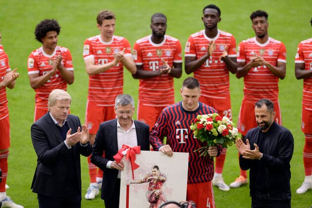 08.05.2022, Fussball 1. Bundesliga 2021 2022, 33. Spieltag, FC Bayern München - VfB Stuttgart, in der Allianz-Arena München. Verabschiedung von Niklas Süle (FC Bayern München), mit Sportdirektor Hasan Salihamidzic (Bayern München), Präsident Herbert Hainer (FC Bayern), Vorstandsmitglied Oliver Kahn (Bayern München) mit Blumen, Niklas Süle (FC Bayern München) und die ganze Mannschaft steht Spalier. ***DFL and DFB regulations prohibit any use of photographs as image sequences and or quasi-video.*** *** 08 05 2022, Football 1 Bundesliga 2021 2022, 33 matchday, FC Bayern München VfB Stuttgart, at Allianz Arena Munich farewell of Niklas Süle FC Bayern München , with sports director Hasan Salihamidzic Bayern München , president Herbert Hainer FC Bayern , board member Oliver Kahn Bayern München with flowers, Niklas Süle FC Bayern München and the whole team stands guard DFL and DFB regulations prohibit any use of photographs as image sequences and or quasi video