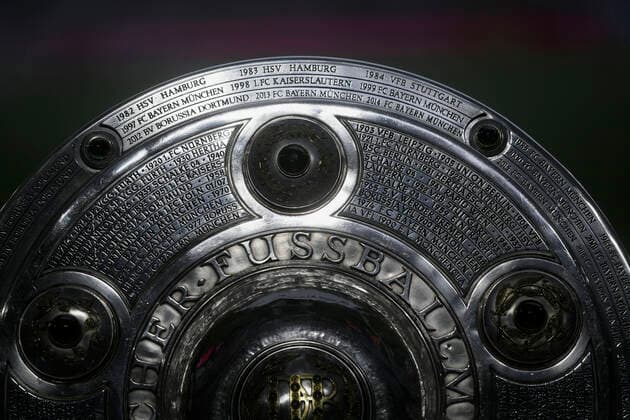 08.05.2022, Fussball 1. Bundesliga 2021 2022, 33. Spieltag, FC Bayern München - VfB Stuttgart, in der Allianz-Arena München. Die Meisterschale wird präsentiert und glänzt im Flutlicht.Am oberen Rand ist 2x der HSV als Meister eingraviert. 1982 und 1983,