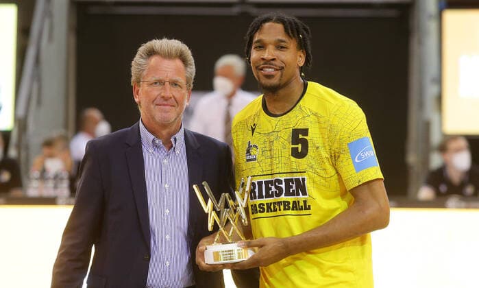 Bilder des Jahres 2022, Sport 05 Mai Sport Themen der Woche KW19 Sport Bilder des Tages Ludwigsburg , Basketball easycredit BBL Bundesliga . MHP Riesen Ludwigsburg vs. MLP Academics Heidelberg , von links: Stfean Holz ( BBL ) Justin Simon ( Riesen ) , Auszeichnung als betser Defense Spieler der Saison *** Ludwigsburg , Basketball easycredit BBL Bundesliga MHP Riesen Ludwigsburg vs MLP Academics Heidelberg , from left Stfean Holz BBL Justin Simon Riesen , Award as betser Defense Player of the Season