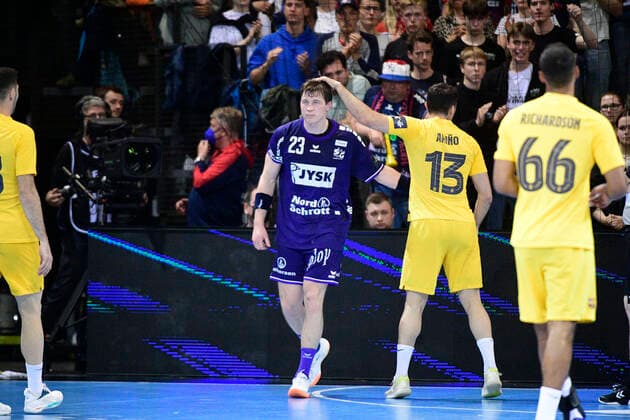 Sport Themen der Woche KW19 Sport Bilder des Tages Göran Sögard Johannesson (SG Flensburg-Handewitt, 23) mit Aitor Arino Bengoechea FC Barcelona, Barca 13), SG Flensburg-Handewitt vs FC Barcelona, Handball, Männer, EHF-Champions-League, Play-off, Viertelfinal-Hinspiel, Saison 2021 2022, 11.05.22 Flensburg Flens-Arena Schleswig-Holstein Germany *** Göran Sögard Johannesson SG Flensburg Handewitt, 23 with Aitor Arino Bengoechea FC Barcelona, 13 , SG Flensburg Handewitt vs FC Barcelona, Handball, Men, EHF Champions League, Play off, Quarter final first leg, 2021 2022 season, 11 05 22 Flensburg Flens Arena Schleswig Holstein Germany