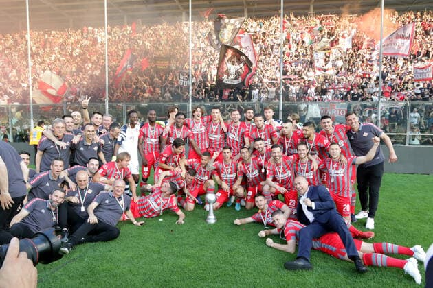 Photo Raffaele Rastelli LaPresse 11 May, 2022 Cremona, Italy soccer Cremonese - Italian Football Championship League BKT 2021 2022 - Zini stadium. In the pic: Cremonese players celebrate promotion to League A  Copyright: xRaffaelexRastelli LaPressex