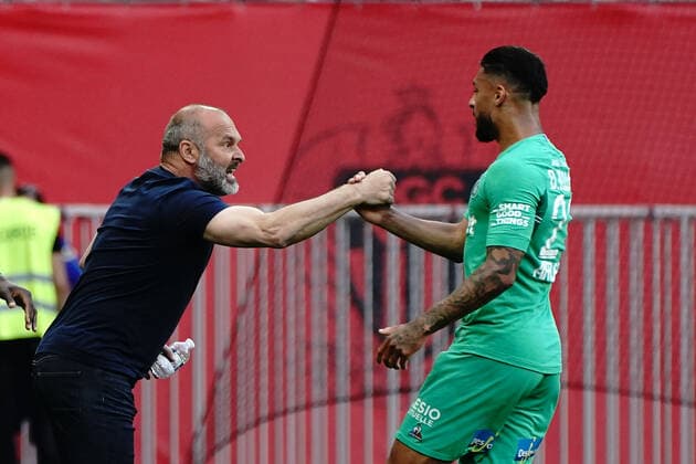 Pascal Dupraz (Entraineur de l AS Saint Etienne) - Denis Bouanga (AS Saint Etienne) FOOTBALL : OGC Nice vs AS Saint Etienne - Ligue 1 Uber Eats - Nice - 11 05 2022 NorbertScanella Panoramic 