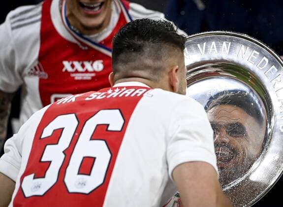 Bilder des Jahres 2022, Sport 05 Mai Sport Themen der Woche KW19 Sport Bilder des Tages AMSTERDAM - Dusan Tadic of Ajax with the bowl of the national championship after the Dutch Eredivisie match between Ajax Amsterdam and sc Heerenveen at the Johan Cruijff ArenA on May 11, 2022 in Amsterdam, Netherlands. ANP OLAF KRAAK Dutch Eredivisie 2021 2022 xVIxANPxSportx xxANPxIVx *** AMSTERDAM Dusan Tadic of Ajax with the bowl of the national championship after the Dutch Eredivisie match between Ajax Amsterdam and sc Heerenveen at the Johan Cruijff ArenA on May 11, 2022 in Amsterdam, Netherlands ANP OLAF KRAAK Dutch Eredivisie 2021 2022 xVIxANPxSportx xxANPxIVx 448407113 originalFilename: 448407113.jpg