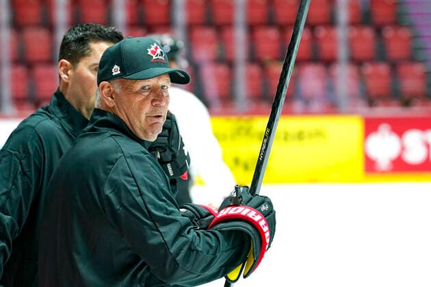 13.05.2022, Helsinki, Helsinki Ice Hall, Ice hockey, Eishockey World Championship, WM, Weltmeisterschaft 2022, Canada free practice: head coach Claude Julien (Canada) during the free skating Helsinki Helsinki Ice Hall Uusimaa Finland Copyright: xJustPictures.ch JarixPestelaccix