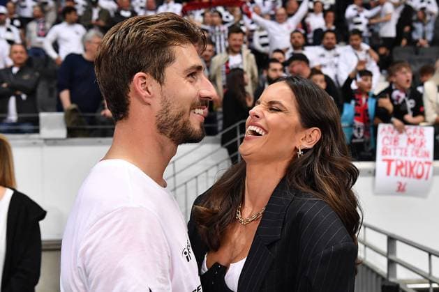 Fußball Europa League Halbfinale Eintracht Frankfurt - West Ham United am 05.05.2022 im Deutsche Bank Park in Frankfurt Kevin Trapp ( Frankfurt ), links - Izabel Goulart, rechts