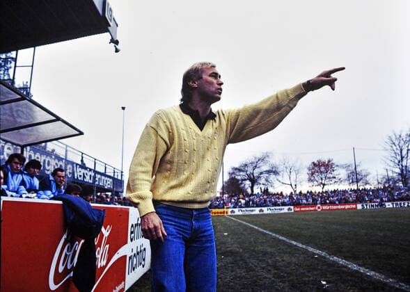 19.11.86 Stuttgarter Kickers - Hannover 96 Deutschland, Stuttgart, 19.11.1986, Fussball, DFB-Pokal, Achtelfinale, Stuttgarter Kickers- Hannover 96 (2:0): Dieter Renner (Trainer Stuttgarter Kickers). *** 19 11 86 Stuttgarter Kickers Hannover 96 Germany, Stuttgart, 19 11 1986, Football, DFB Pokal, Round of 16, Stuttgarter Kickers Hannover 96 2 0 Dieter Renner coach Stuttgarter Kickers
