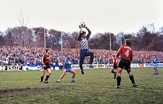 19.11.86 Stuttgarter Kickers - Hannover 96 Deutschland, Stuttgart, 19.11.1986, Fussball, DFB-Pokal, Achtelfinale, Stuttgarter Kickers- Hannover 96 (2:0): Hans Wulf (Hannover 96). *** 19 11 86 Stuttgarter Kickers Hannover 96 Germany, Stuttgart, 19 11 1986, Football, DFB Pokal, Round of 16, Stuttgarter Kickers Hannover 96 2 0 Hans Wulf Hannover 96