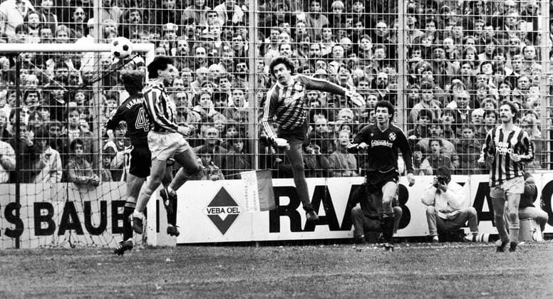 19.11.86 Stuttgarter Kickers - Hannover 96 Deutschland, Stuttgart, 19.11.1986, Fussball, DFB-Pokal, Achtelfinale, Stuttgarter Kickers- Hannover 96 (2:0): v.l. Heinz Knüwe (Hannover 96), Ralf Vollmer (Stuttgarter Kickers), Hans Wulf, Rachid Belarbi (beide Hannover 96). *** 19 11 86 Stuttgarter Kickers Hannover 96 Germany, Stuttgart, 19 11 1986, Football, DFB Pokal, Round of 16, Stuttgarter Kickers Hannover 96 2 0 v l Heinz Knüwe Hannover 96 , Ralf Vollmer Stuttgarter Kickers , Hans Wulf, Rachid Belarbi both Hannover 96