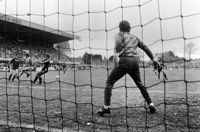 19.11.86 Stuttgarter Kickers - Hannover 96 Deutschland, Stuttgart, 19.11.1986, Fussball, DFB-Pokal, Achtelfinale, Stuttgarter Kickers- Hannover 96 (2:0): Hans Wulf (Hannover 96). *** 19 11 86 Stuttgarter Kickers Hannover 96 Germany, Stuttgart, 19 11 1986, Football, DFB Pokal, Round of 16, Stuttgarter Kickers Hannover 96 2 0 Hans Wulf Hannover 96