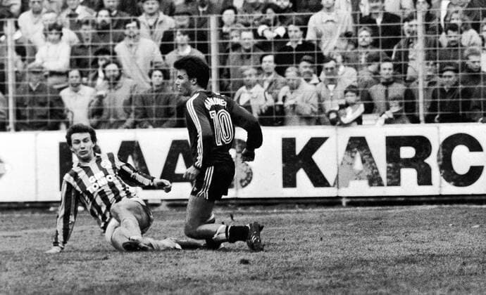 19.11.86 Stuttgarter Kickers - Hannover 96 Deutschland, Stuttgart, 19.11.1986, Fussball, DFB-Pokal, Achtelfinale, Stuttgarter Kickers- Hannover 96 (2:0): v.l. Bernd Schindler (Stuttgarter Kickers), Maximilian Heidenreich (Hannover 96). *** 19 11 86 Stuttgarter Kickers Hannover 96 Germany, Stuttgart, 19 11 1986, Football, DFB Pokal, Round of 16, Stuttgarter Kickers Hannover 96 2 0 v l Bernd Schindler Stuttgarter Kickers , Maximilian Heidenreich Hannover 96
