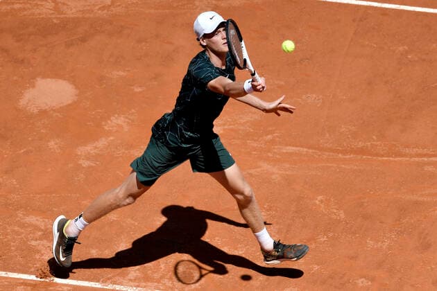Jannik Sinner of Italy returns to Stefanos Tsitsipas of Greece during their round of 8 match at the Internazionali BNL D Italia tennis tournament at Foro Italico in Rome, Italy on May 13th, 2022. Photo Antonietta Baldassarre Insidefoto antoniettaxbaldassarre