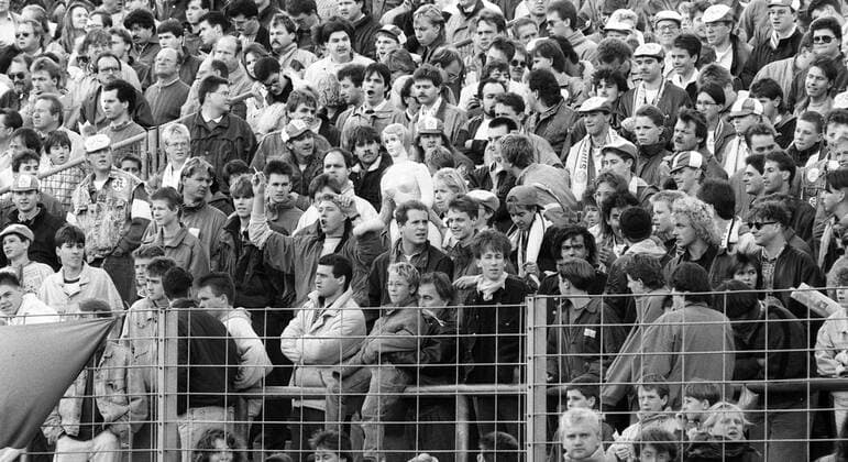 27.10.90 Stuttgarter Kickers - SC Freiburg Deutschland, Stuttgart, 27.10.1990, Fussball, 2. Bundesliga, Stuttgarter Kickers- SC Freiburg (3:2): Stuttgarter Kickers Fans. *** 27 10 90 Stuttgarter Kickers SC Freiburg Germany, Stuttgart, 27 10 1990, football, 2 Bundesliga, Stuttgarter Kickers SC Freiburg 3 2 Stuttgarter Kickers fans