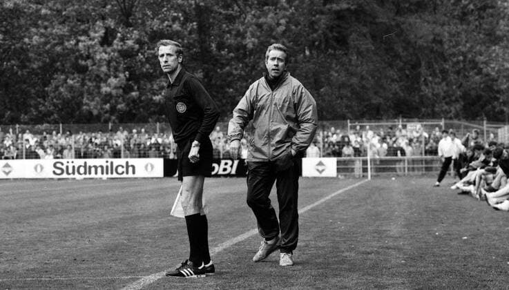 27.10.90 Stuttgarter Kickers - SC Freiburg Deutschland, Stuttgart, 27.10.1990, Fussball, 2. Bundesliga, Stuttgarter Kickers- SC Freiburg (3:2): Eckhard Krautzun (Trainer SC Freiburg). *** 27 10 90 Stuttgarter Kickers SC Freiburg Germany, Stuttgart, 27 10 1990, Football, 2 Bundesliga, Stuttgarter Kickers SC Freiburg 3 2 Eckhard Krautzun coach SC Freiburg