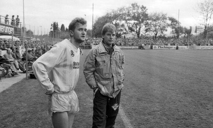 27.10.90 Stuttgarter Kickers - SC Freiburg Deutschland, Stuttgart, 27.10.1990, Fussball, 2. Bundesliga, Stuttgarter Kickers- SC Freiburg (3:2): v.l. Dragan Terzic (Stuttgarter Kickers), Rainer Zobel (Trainer Stuttgarter Kickers). *** 27 10 90 Stuttgarter Kickers SC Freiburg Germany, Stuttgart, 27 10 1990, Football, 2 Bundesliga, Stuttgarter Kickers SC Freiburg 3 2 v l Dragan Terzic Stuttgarter Kickers , Rainer Zobel coach Stuttgarter Kickers