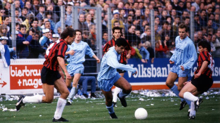 27.10.90 Stuttgarter Kickers - SC Freiburg Deutschland, Stuttgart, 27.10.1990, Fussball, 2. Bundesliga, Stuttgarter Kickers- SC Freiburg (3:2): Dimitrios Moutas (Stuttgarter Kickers). *** 27 10 90 Stuttgarter Kickers SC Freiburg Germany, Stuttgart, 27 10 1990, Football, 2 Bundesliga, Stuttgarter Kickers SC Freiburg 3 2 Dimitrios Moutas Stuttgarter Kickers