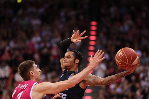 Sport Bilder des Tages Bonn, Deutschland 13.05.2022, Telekom Dome, Basketball Bundesliga, Playoff, Viertelfinale, BBL, Telekom Baskets Bonn vs Hamburg Towers, Oleksandr Lypovyy (Bonn), Caleb Homesley (Hamburg) *** Bonn, Germany 13 05 2022, Telekom Dome, Basketball Bundesliga, Playoff, Quarterfinal, BBL, Telekom Baskets Bonn vs Hamburg Towers, Oleksandr Lypovyy Bonn , Caleb Homesley Hamburg