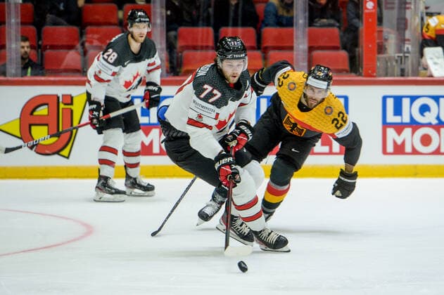 13.05.2022, Helsinki, Helsinki Ice Hall, Ice hockey, Eishockey World Championship, WM, Weltmeisterschaft 2022: Germany - Canada, 77 Josh Anderson (Canada) against 22 Matthias Plachta (Germany) Helsinki Helsinki Ice Hall Uusimaa Finland Copyright: xJustPictures.ch AndreaxBrancax