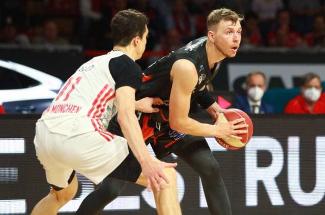 11 Vladimir Lucic (FCBB) weiss gegen 8 Jan Wimberg (Niners Chemnitz) Zweikampf Basketball BBL FC Bayern Muenchen - Niners Chemnitz Audi Dome 13.05.2022 FOTO: Mladen Lackovic LakoPress