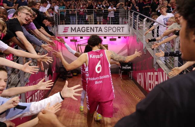 Sport Bilder des Tages Michael Kessens Telekom Baskets Bonn vs. Hamburg Towers , Playoffs Viertelfinale Spiel 1 *** Michael Kessens Telekom Baskets Bonn vs Hamburg Towers , Playoffs Quarterfinals Game 1 MR:N