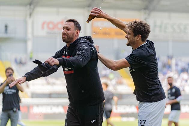 Mitch Kniat (Sportclub Verl, Chef-Trainer) wird gefeiert von Mael Corboz (Sportclub Verl, 27) SC Verl vs. MSV Duisburg, Fussball, 3. Bundesliga, 38. Spieltag 14.05.2022 SC Verl vs. MSV Duisburg, Fussball, 3. Bundesliga, 38. Spieltag 14.05.2022 Paderborn Copyright: xEibner-Pressefoto BahhoxKarax EP_EER