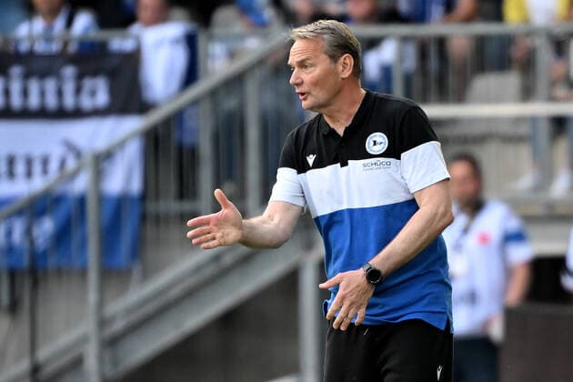 Bielefeld, Schueco Arena, 14.05.22, GER, Herren, 1.Bundesliga, Saison 2021-2022, DSC Arminia Bielefeld - RB Leipzig Bild: Trainer Marco Kostmann (Bielefeld) Nur fuer journalistische Zwecke! Only for editorial use! Gemaess den Vorgaben der DFL Deutsche Fußball Liga ist es untersagt, in dem Stadion und oder vom Spiel angefertigte Fotoaufnahmen in Form von Sequenzbildern und oder videoaehnlichen Fotostrecken zu verwerten bzw. verwerten zu lassen. DFL regulations prohibit any use of photographs as image sequences and or quasi-video. Nordrhein-Westfalen Deutschland