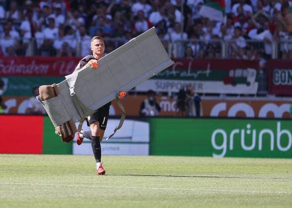 Sport Themen der Woche KW19 Sport Bilder des Tages Rafal Gikiewicz (Torwart FC Augsburg 1) rennt mit einer Trage auf den Platz für den verletzten Niklas Dorsch (FC Augsburg 30); FC Augsburg vs. SpVgg. Greuther Fürth, 34. Spieltag; DFL REGULATIONS PROHIBIT ANY USE OF PHOTOGRAPHS AS IMAGE SEQUENCES AND OR QUASI-VIDEO. *** Rafal Gikiewicz Goalkeeper FC Augsburg 1 runs onto the pitch with a stretcher for the injured Niklas Dorsch FC Augsburg 30 FC Augsburg vs SpVgg Greuther Fürth, 34 Spieltag DFL REGULATIONS PROHIBIT ANY USE OF PHOTOGRAPHS AS IMAGE SEQUENCES AND OR QUASI VIDEO