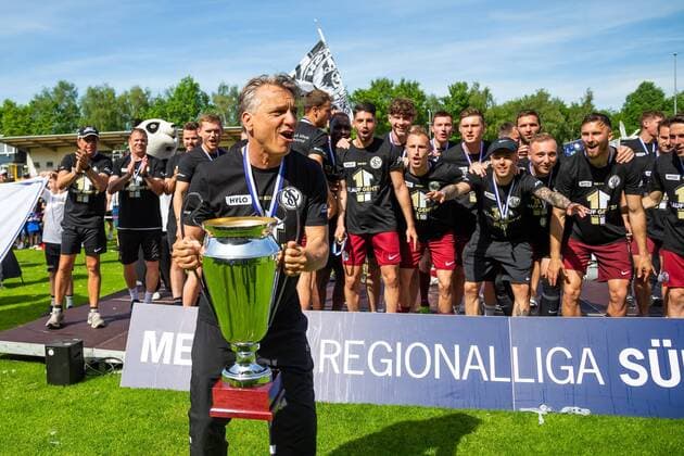 Horst Steffen (Trainer SV 07 Elversberg) reckt den Pokal in die Hoehe, SV 07 Elversberg vs FC 08 Homburg, Fussball, Regionalliga Suedwest, 14.05.2022 DFB regulations prohibit any use of photographs as image sequences and or quasi-video. SV 07 Elversberg vs FC 08 Homburg, Fussball, Regionalliga Suedwest, 14.05.2022 Copyright: xNeisx xEibner-Pressefotox