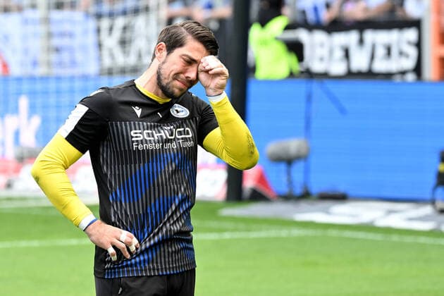 Sport Themen der Woche KW19 Sport Bilder des Tages Bielefeld, Schueco Arena, 14.05.22, GER, Herren, 1.Bundesliga, Saison 2021-2022, DSC Arminia Bielefeld - RB Leipzig Bild: Torwart Stefan Ortega Moreno (Bielefeld) weint bei seiner Verabschiedung Nur fuer journalistische Zwecke! Only for editorial use! Gemaess den Vorgaben der DFL Deutsche Fußball Liga ist es untersagt, in dem Stadion und oder vom Spiel angefertigte Fotoaufnahmen in Form von Sequenzbildern und oder videoaehnlichen Fotostrecken zu verwerten bzw. verwerten zu lassen. DFL regulations prohibit any use of photographs as image sequences and or quasi-video. Nordrhein-Westfalen Deutschland *** Bielefeld, Schueco Arena, 14 05 22, GER, Herren, 1 Bundesliga, Saison 2021 2022, DSC Arminia Bielefeld RB Leipzig Bild Goalkeeper Stefan Ortega Moreno Bielefeld cries during his farewell Only for journalistic use Only for editorial use According to the DFL Deutsche Fußball Liga regulations it is prohibited, DFL regulations prohibit any use of photographs as image sequences and or quasi video Nordrhein Westfalen Germany