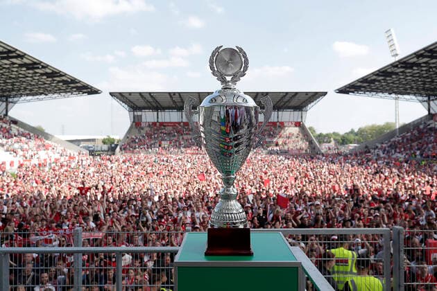 Bilder des Jahres 2022, Sport 05 Mai Sport Themen der Woche KW19 Sport Bilder des Tages 38. Spieltag 21 22 Fußball Regionalliga West Rot-Weiss Essen - Rot-Weiss Ahlen am 14.05.2022 im Stadion an der Hafenstrasse in Essen Jubel bei Rot-Weiss Essen über den Aufstieg in Liga 3 *** 38 Matchday 21 22 Football Regionalliga West Rot Weiss Essen Rot Weiss Ahlen on 14 05 2022 at the stadium at Hafenstrasse in Essen Jubilation at Rot Weiss Essen about the promotion to League 3
