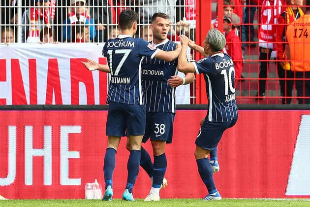 14.05.2022, xtgx, Fussball 1. Bundesliga, 1. FC Union Berlin - VfL Bochum emspor, v.l. Gerrit Holtmann (Bochum, 17), Eduard Loewen (Bochum, 38), Takuma Asano (Bochum, 10) Jubel, Torjubel, jubelt ueber das Tor, celebrate the goal, celebration (DFL DFB REGULATIONS PROHIBIT ANY USE OF PHOTOGRAPHS as IMAGE SEQUENCES and or QUASI-VIDEO) Berlin *** 14 05 2022, xtgx, football 1 Bundesliga, 1 FC Union Berlin VfL Bochum emspor, v l Gerrit Holtmann Bochum, 17 , Eduard Loewen Bochum, 38 , Takuma Asano Bochum, 10 jubilation, goal jubilation, cheers about the goal, celebrate the goal, celebration DFL DFB REGULATIONS PROHIBIT ANY USE OF PHOTOGRAPHS as IMAGE SEQUENCES and or QUASI VIDEO Berlin