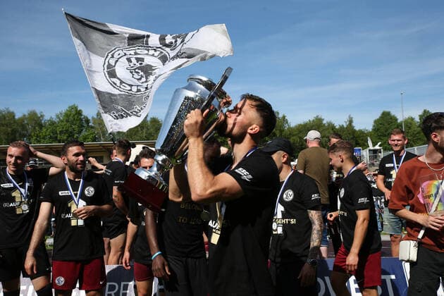 Sport Themen der Woche KW19 Sport Bilder des Tages 14.05.2022, xmohx, Fussball Regionalliga Suedwest, SV Elversberg - Valdrin Mustafa (Elversberg) küsst den Pokal (DFL DFB REGULATIONS PROHIBIT ANY USE OF PHOTOGRAPHS as IMAGE SEQUENCES and or QUASI-VIDEO) Elversberg *** 14 05 2022, xmohx, Football Regionalliga Suedwest, SV Elversberg Valdrin Mustafa Elversberg kisses the cup DFL DFB REGULATES PROHIBIT ANY USE OF PHOTOGRAPHS as IMAGE SEQUENCES and or QUASI VIDEO Elversberg
