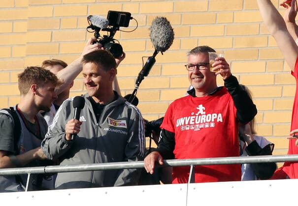 Sportdirektor Oliver Ruhnert, Trainer Urs Fischer, Unionmannschaft auf dem Balkon der Alten Försterei, zusammen mit Fans feiern sie Teilnahme Europa League Fußball Fussball 1.Bundesliga Herren DFL Saison 2021 2022 14.05.2022 1.FC Union Berlin FCU vs. VfL Bochum DFL regulations prohibit any use of photographs as image sequences and or quasi-video.