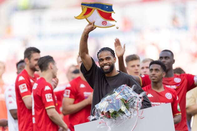 Bilder des Jahres 2022, Sport 05 Mai Sport Themen der Woche KW19 Sport Bilder des Tages 1. FSV Mainz 05 - Eintracht Frankfurt, 1. FBL Verabschiedung von Jeremiah St. Juste (FSV Mainz 05, 4). Bundesligaspiel zwischen dem 1. FSV Mainz 05 und Eintracht Frankfurt am 14. Mai 2022 in der Mewa Arena in Mainz. Nach Vorgaben der DFL, Deutsche Fußball Liga, ist es untersagt, in dem Stadion und oder vom Spiel angefertigte Fotoaufnahmen in Form von Sequenzbildern und oder videoähnlichen Fotostrecken zu verwerten bzw. verwerten zu lassen., Mainz Rheinland-Pfalz Deutschland Mewa Arena *** 1 FSV Mainz 05 Eintracht Frankfurt, 1 FBL farewell of Jeremiah St Juste FSV Mainz 05, 4 Bundesliga match between the 1 FSV Mainz 05 and Eintracht Frankfurt on 14 May 2022 at the Mewa Arena in Mainz According to the requirements of the DFL, German Football League, it is prohibited in the stadium and or from the game made photographs in the form of sequence pictures and or video-like photo series to exploit or to let exploit , Mainz Rhineland Palatinate Germany Mewa Arena