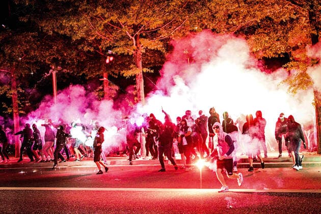 Sport Bilder des Tages Les Supporters ULTRAS de St Etienne sont venus lancer des fumigenes pour montrer leur mecontentement - confrontation avec les forces de l ordre - Police FOOTBALL : St Etienne vs Reims Supporters - 37e journee Ligue1 - 14 05 2022 JBAutissier Panoramic 
