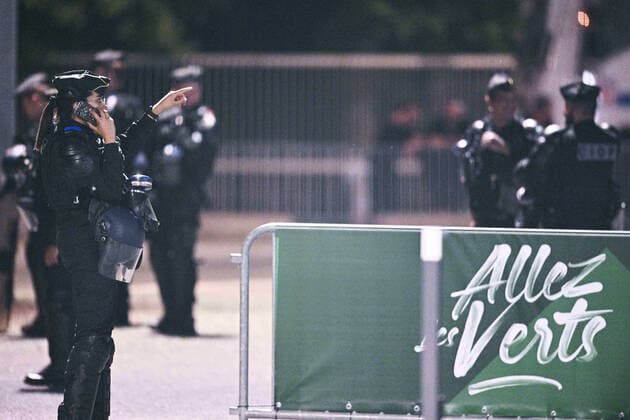 Les Supporters ULTRAS de St Etienne sont venus lancer des fumigenes pour montrer leur mecontentement - confrontation avec les forces de l ordre - Police FOOTBALL : St Etienne vs Reims Supporters - 37e journee Ligue1 - 14 05 2022 JBAutissier Panoramic 