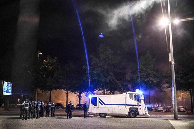 Les Supporters ULTRAS de St Etienne sont venus lancer des fumigenes pour montrer leur mecontentement - confrontation avec les forces de l ordre - Police FOOTBALL : St Etienne vs Reims Supporters - 37e journee Ligue1 - 14 05 2022 JBAutissier Panoramic 