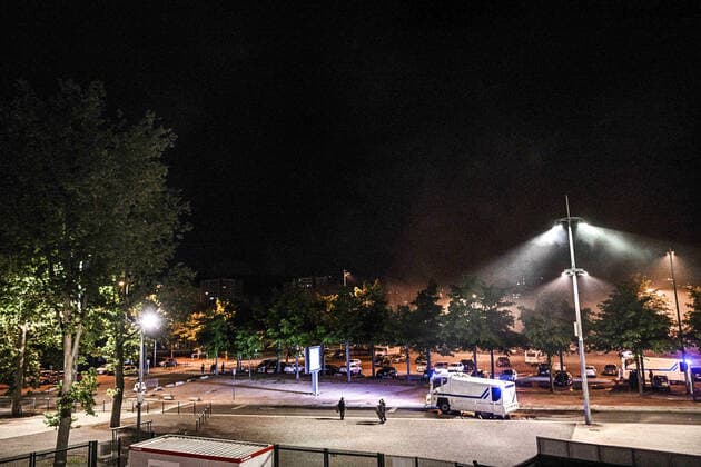 Les Supporters ULTRAS de St Etienne sont venus lancer des fumigenes pour montrer leur mecontentement - confrontation avec les forces de l ordre - Police FOOTBALL : St Etienne vs Reims Supporters - 37e journee Ligue1 - 14 05 2022 JBAutissier Panoramic 