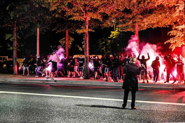 Les Supporters ULTRAS de St Etienne sont venus lancer des fumigenes pour montrer leur mecontentement - confrontation avec les forces de l ordre - Police FOOTBALL : St Etienne vs Reims Supporters - 37e journee Ligue1 - 14 05 2022 JBAutissier Panoramic 