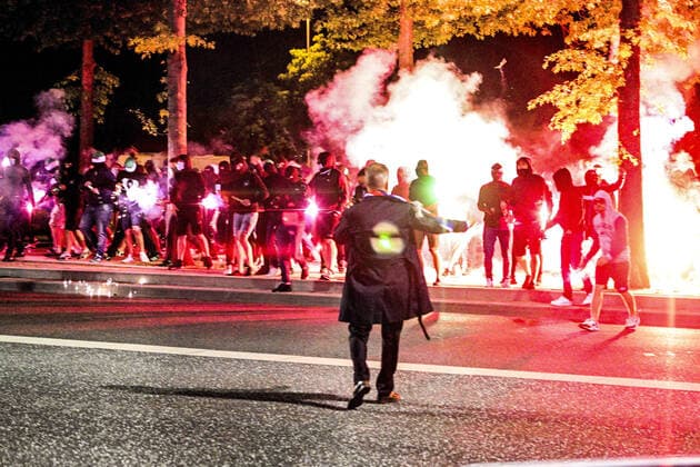 Les Supporters ULTRAS de St Etienne sont venus lancer des fumigenes pour montrer leur mecontentement - confrontation avec les forces de l ordre - Police FOOTBALL : St Etienne vs Reims Supporters - 37e journee Ligue1 - 14 05 2022 JBAutissier Panoramic 