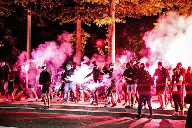 Les Supporters ULTRAS de St Etienne sont venus lancer des fumigenes pour montrer leur mecontentement - confrontation avec les forces de l ordre - Police FOOTBALL : St Etienne vs Reims Supporters - 37e journee Ligue1 - 14 05 2022 JBAutissier Panoramic 